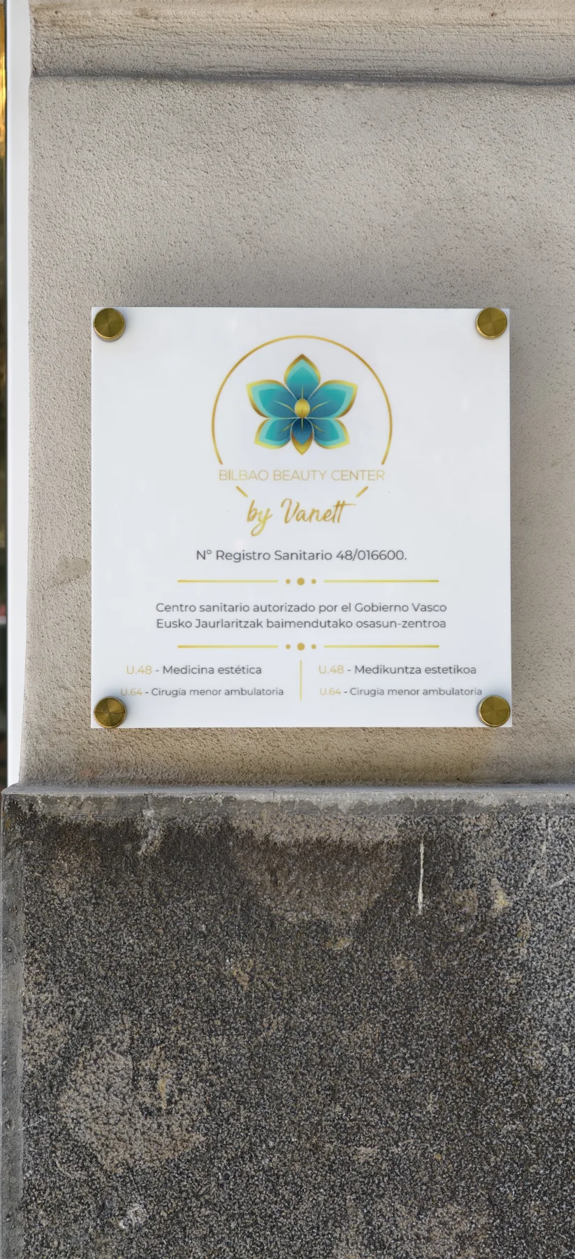Placa de registro sanitario instalada en la fachada de Bilbao Beauty Center